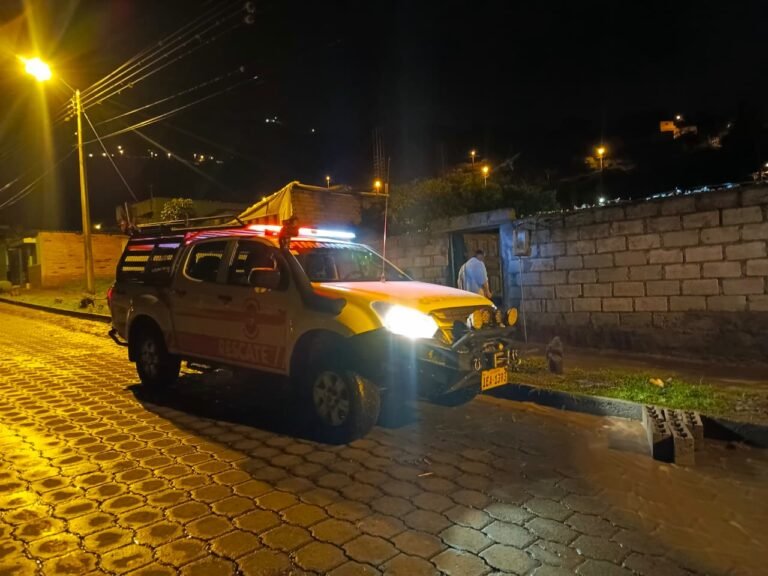 Respuesta inmediata: Bomberos Pimampiro atienden emergencias por inundaciones